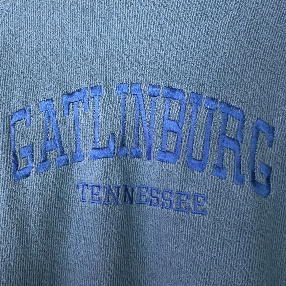 Gatlinburg Tennessee blue knit sweater, excellent condition